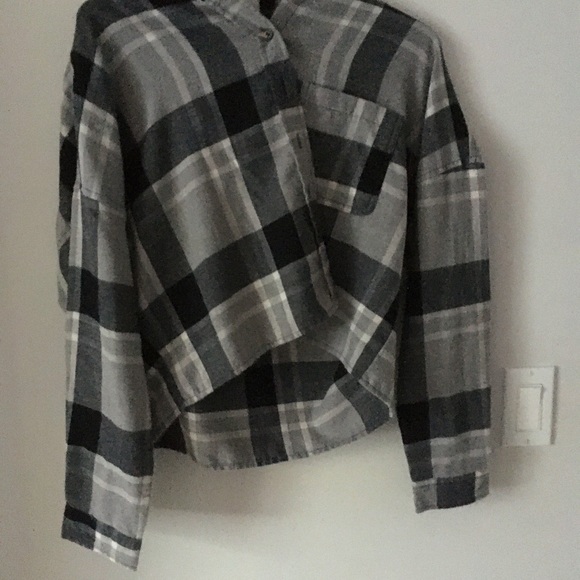 Black and grey cropped, button up flannel - Picture 1 of 2